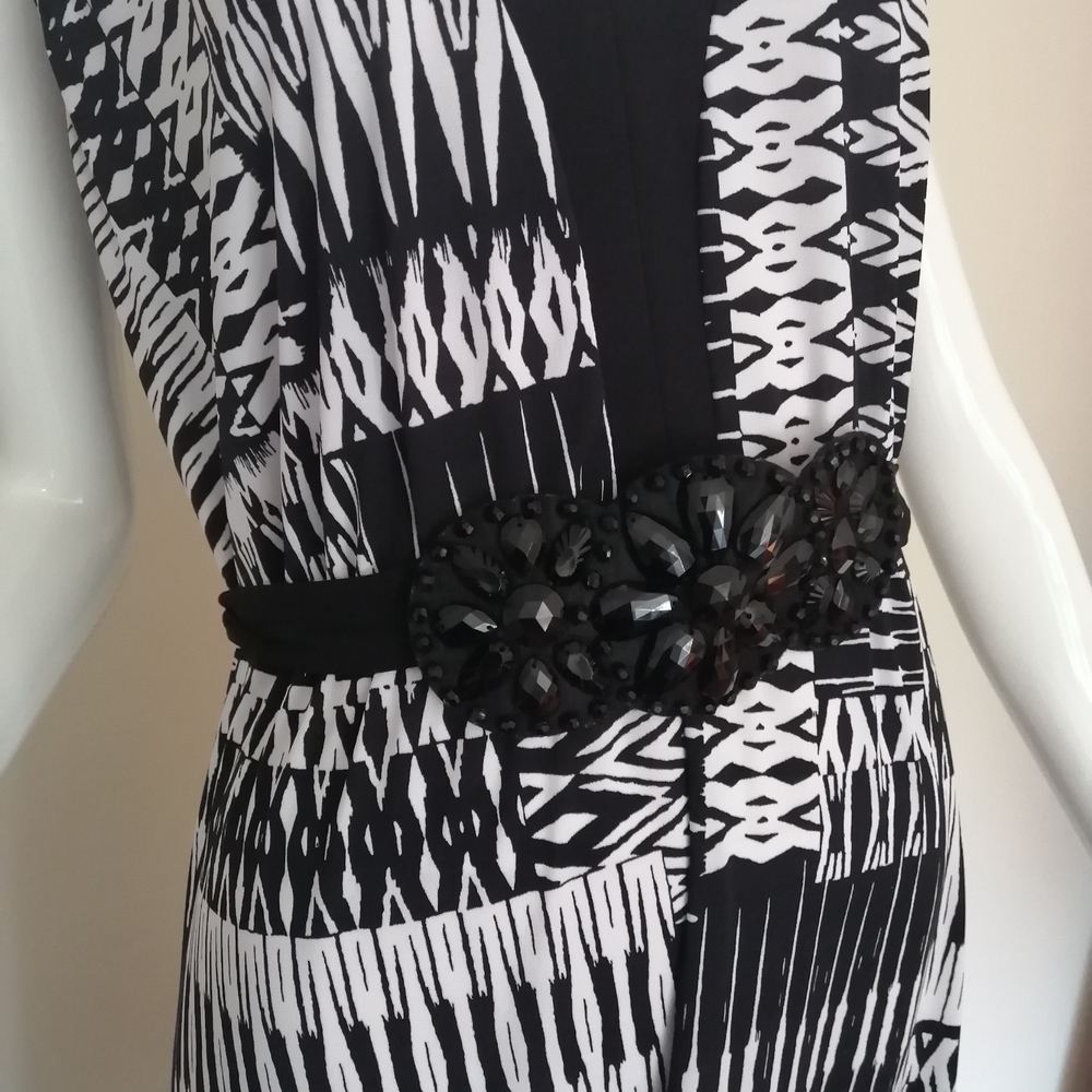 Sleeveless Black & White Printed V-Neck Maxi Dress - Picture 5 of 7